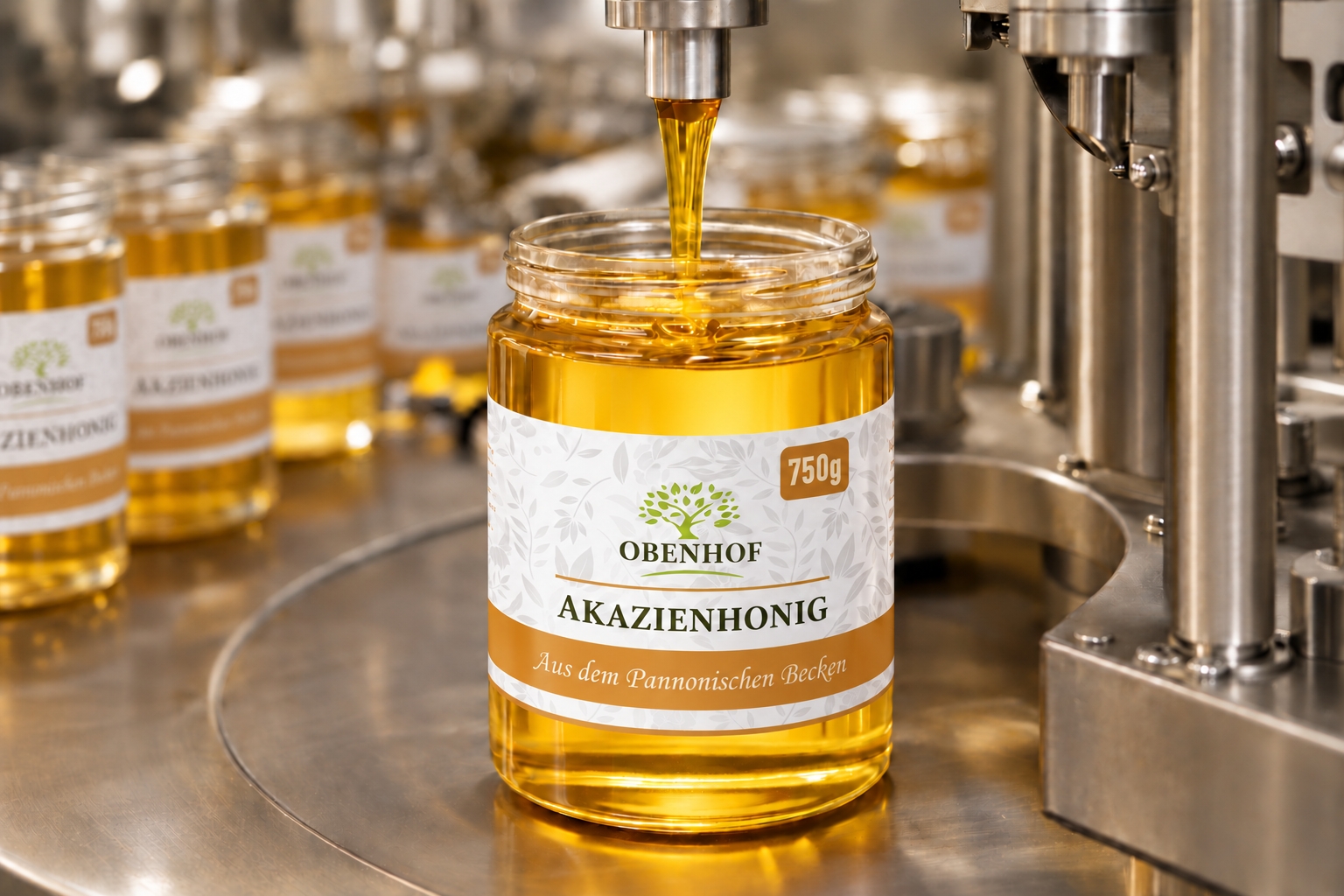 Abfüllung von Obenhof Akazienhonig in der Honigproduktion